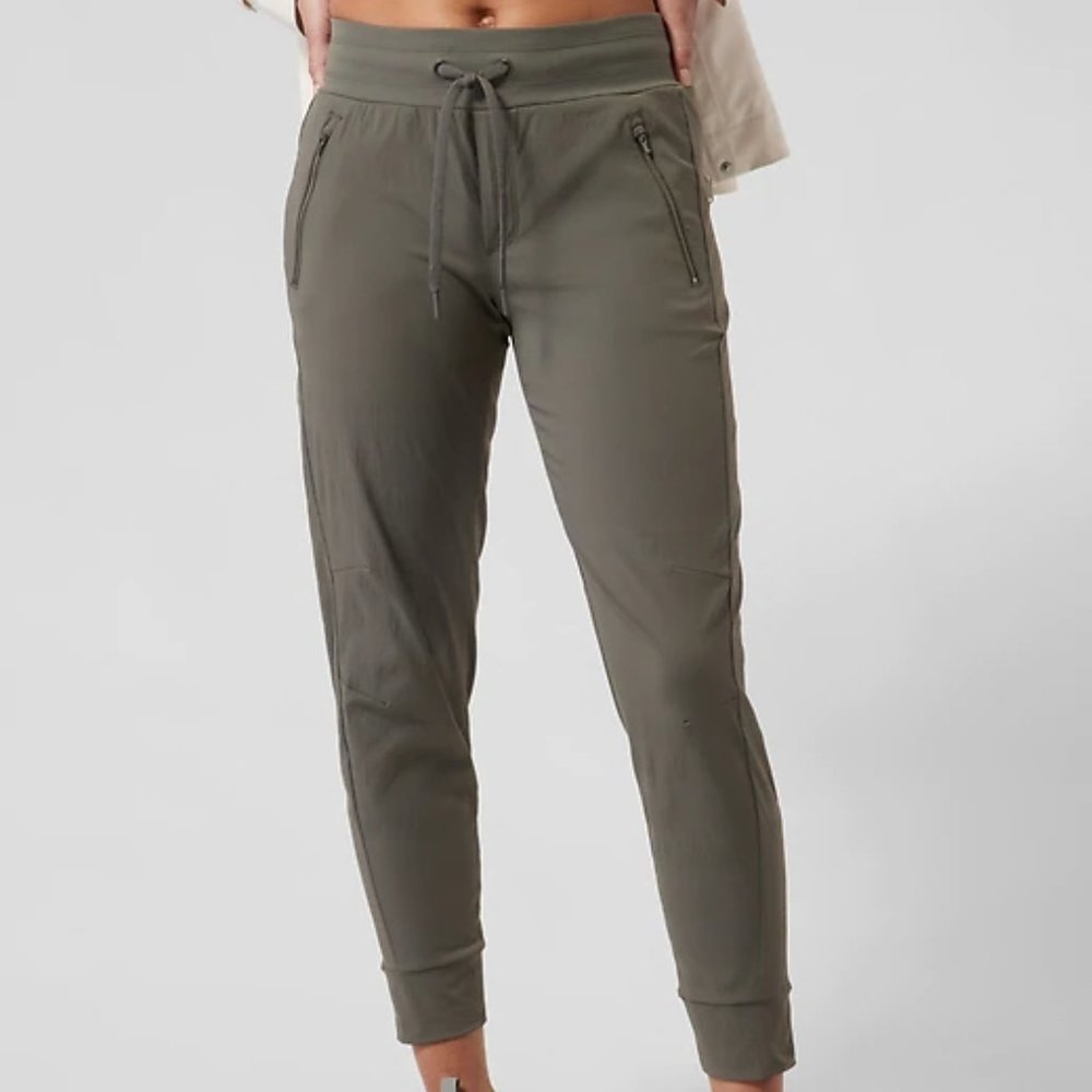 New w/Tags Athleta Trekkie North Jogger Size 18 Mountain Olive